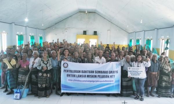 129 Lansia Desa Tanajawa Sabu Mehara dapat Bantuan Sembako dari YBKM