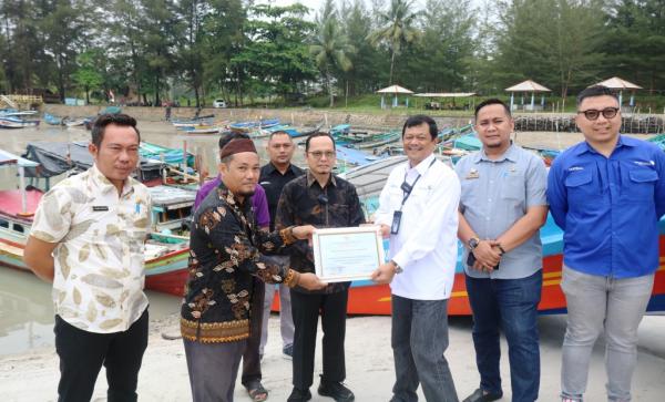 Pemkab Bateng dan AP II Serahkan Bantuan Perahu Wisata ke Desa Tanjung Gunung