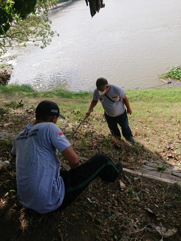 Polisi Kota Kediri, Warga dan RSTN Bersihkan Sampah Bantaran Sungai Brantas