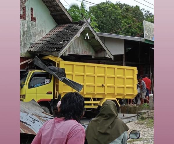 Truk Tabrak Rumah di Jalan Ahmad Yani Kotawaringin Barat
