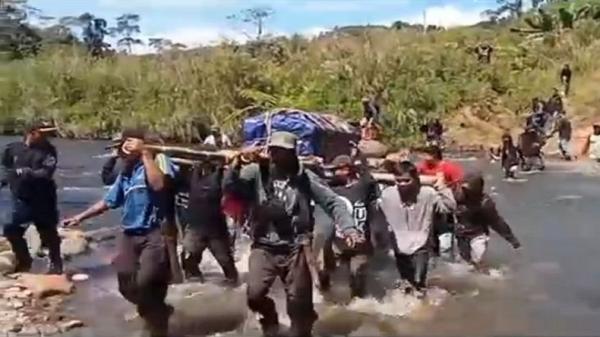 Pilu! Warga Menggendong Tandu Jenazah Pendeta Sejauh 30 Km Melintasi Sungai dan Jalan Berlumpur