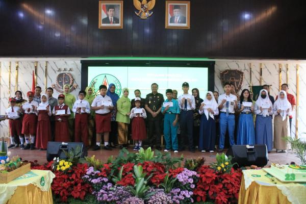 Putra-putri Pegawai Kejari Surabaya Dapat Beasiswa dari IAD Surabaya