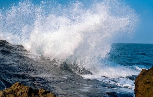 Prakiraan Cuaca BMKG :  Waspada  Potensi Gelombang Tinggi Capai 6 Meter di Selatan Banten