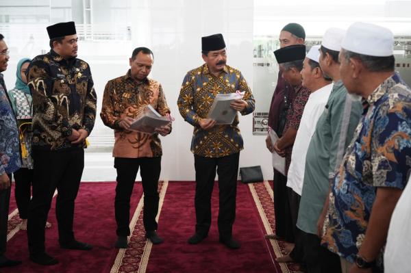 Wali Kota Medan bersama Menteri ATR/BPN RI Menyerahkan 11 Sertifikat Tanah Wakaf