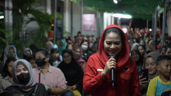 Turun ke Tempat Lahir Bung Karno, Puti Bagikan 300 Beasiswa PIP di Peneleh Surabaya