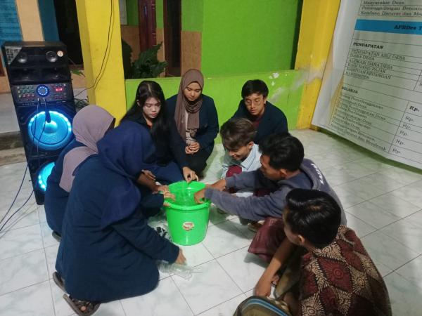 Unik ! Mahasiswa Brawijaya Malang, Ajarkan Remaja Masjid Randutatah Budidaya Ikan Lele dalam Ember