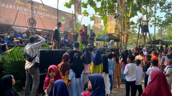 Pertunjukan Musik Drama Lintas Etnis Meriahkan Perayaan Adat Hajat Bumi di Kota Banjar