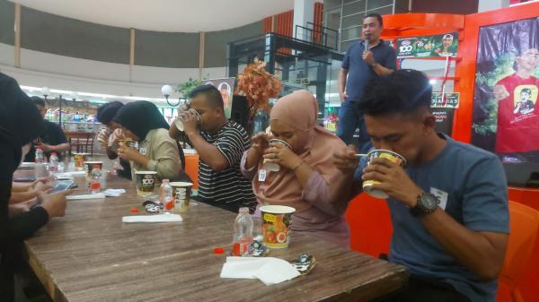 50 Peserta Meriahkan Lomba Makan Mie Exstra Gaga Huhah Challenge di Plaza Asia Tasikmalaya