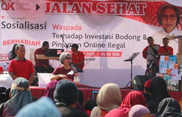 Sosialisasi Waspada Investasi Bodong dan Pinjol Ilegal oleh Indah Kurnia dan OJK Berlangsung Meriah