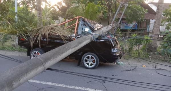 Mobil Pikap di Pangandaran, Ringsek Tertimpa Tiang Listrik yang Roboh