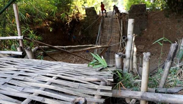 Detik-Detik Jembatan Bambu di Ponorogo Roboh Saat Siswa Sekolah Melintas