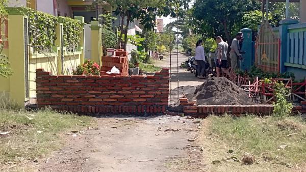 Warga Perumahan di Kota Probolinggo Tembok Akses Jalan, Gegara Tak Diizinkan Bangun Selokan Air