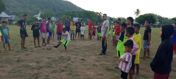 Kisah Seorang Polisi di NTT, Bimbing Anak-Anak Nakal hingga Bentuk Tim Sepak Bola