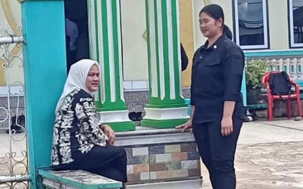 Iriana Tuai Pujian Warganet Duduk di Pinggir Jalan Menunggu Presiden Jokowi Salat Jum'at