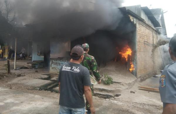 Kebakaran di Setia Negara, Babinsa Koramil Baradatu Bantu Padamkan Api bersama Warga 