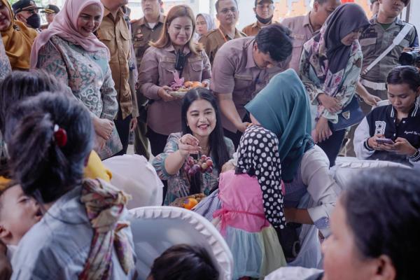 TP PKK Kota Medan Salurkan PMT kepada 60 Anak Stunting di Belawan, Ini Harapan Kahiyang Ayu