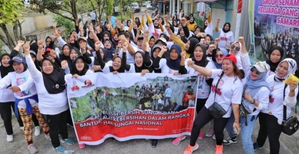 Momen Hari Sungai Nasional, Orang Muda Ganjar Kaltim Bersihkan Sungai Bersama Warga di Samarinda