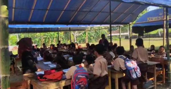Bangunan Sekolah Nyaris Ambruk, Siswa SD di Pandeglang Belajar di Tenda Darurat