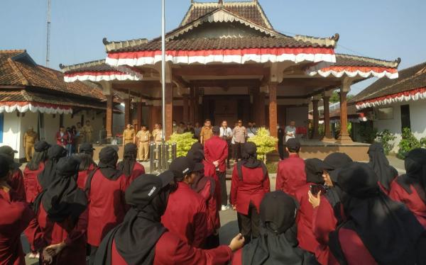 Terima Mahasiswa KKN Unisri Solo, Camat Polokarto Sukoharjo : Harus Berbaur dengan Masyarakat