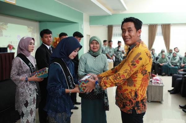 Dongkrak IPM Politisi Muda Cianjur Kang Firman Berikan 100 Beasiswa Bagi Anak Yatim dan Korban Gempa