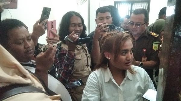 Sidang Dugaan Kasus UU ITE Lina Mukherjee di Palembang, Baru Duduk Langsung Nangis