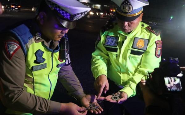 Polisi Bersihkan Ranjau Paku di Jalan Raya Serpong