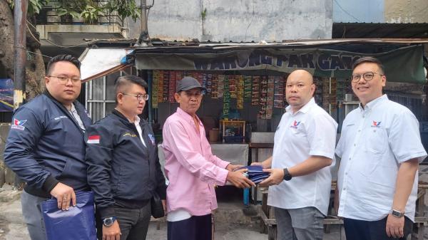 DPD Partai Perindo Beri Bantuan Terpal Kepada Pelaku Usaha Kecil di Jalan Jenggolo Surabaya