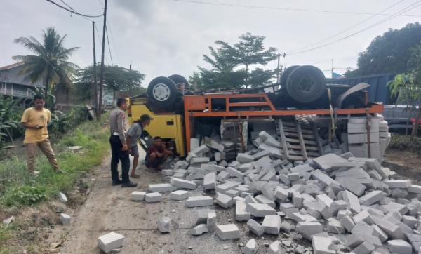 Gagal Nanjak, Truk  Muatan Hebel Terguling Tutup Jalan Raya Lingkar Selatan Cilegon