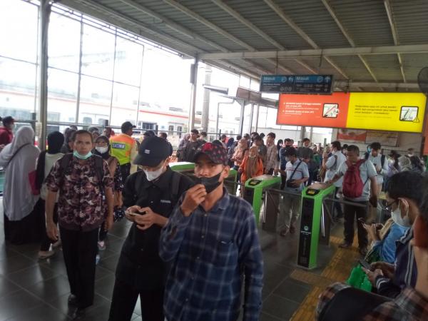 Perjalanan Commuter Line Sudimara-Pondok Ranji Terganggu, Truk Tabrak Tiang Listrik Aliran Atas