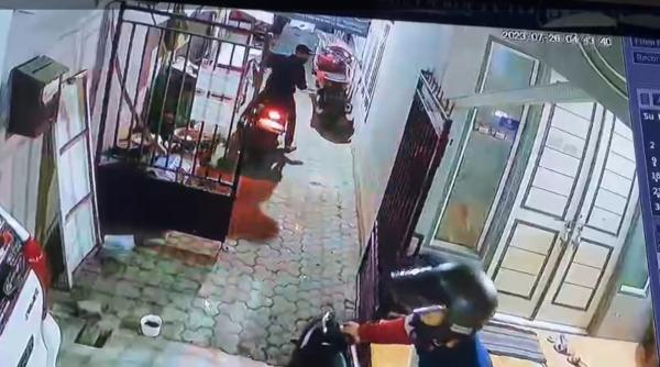 Lupa Kunci Pagar Rumah, Motor Raib Digondol Pencuri Terekam CCTV