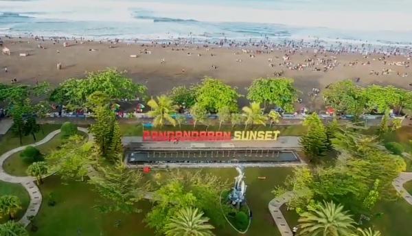 Peduli Kebersihan Pantai, Tim KKNM Unpad Beri Edukasi kepada Wisatawan Pangandaran