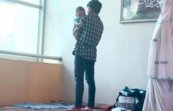 Viral, Video Ayah Gendong Bayinya Saat Jadi Imam Sholat