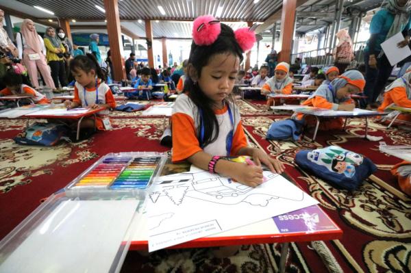 Hari Anak Nasional, KAI Daop 8 Surabaya Gelar Lomba Mewarnai
