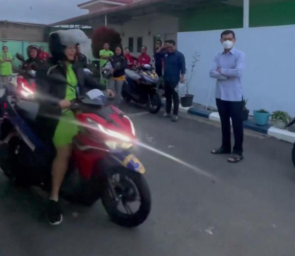 Apresiasi Dedikasi Perawat RS Efarina Etaham, JR Saragih Bagi-Bagi Sepeda Motor Baru