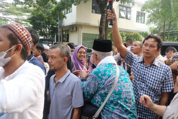 Kepulangan 440 Jemaah Haji Asal Depok Disambut Haru oleh Keluarga