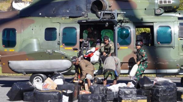 2 Pesawat dan Heli Bawa Bantuan Kemensos dan Panglima TNI bagi Korban Kekeringan di Kabupaten Puncak