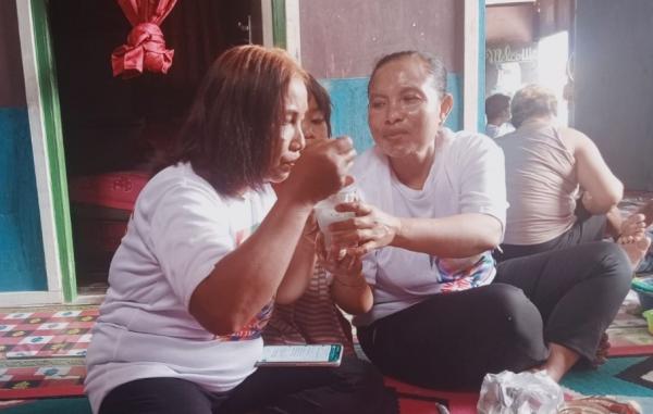 Kenalkan Sosok Ganjar Pranowo, Relawan Mak Ganjar Ajari Ibu-Ibu Membuat Es Jeruk Khas Kaltim