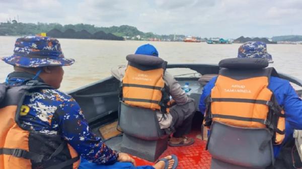 Perahu Pemancing Terbalik Diterjang Gelombang di Sungai Mahakam, Menantu Selamat Mertua Hilang