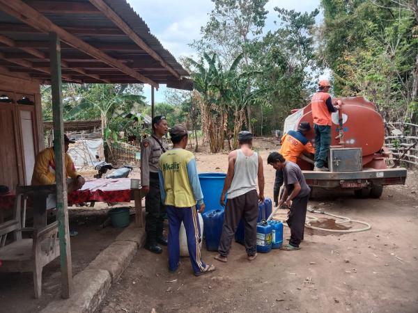 Terdampak Kekeringan, Polisi Dan  BPBD Distribusikan Air Bersih di Dusun Bendusa