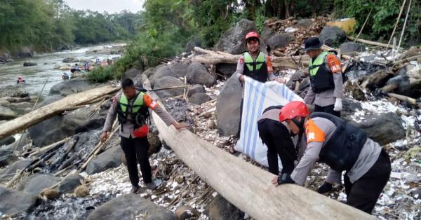 Anggota Brimob Patroli Air di Sungai Ciwulan Tasikmalaya, Ini yang Mereka Lakukan