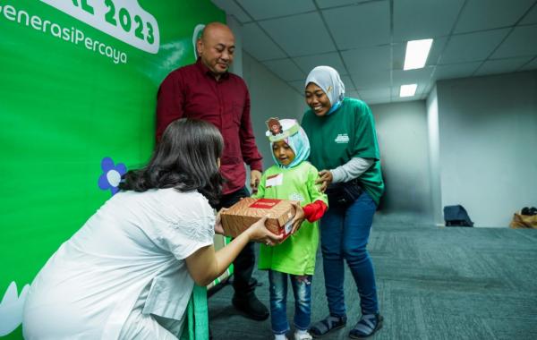 Hari Anak Nasional, Grab Indonesia Bagikan Ribuan Sepatu Limited Edition Kepada Anak Mitra Pengemudi