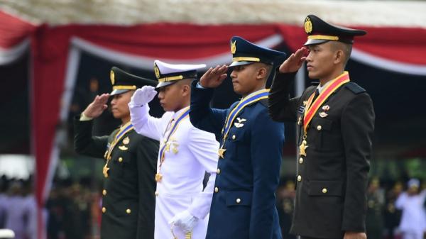 4 Lulusan Terbaik TNI-Polri Terima Adhi Makayasa
