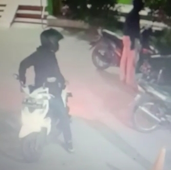 Bikin Resah, Komplotan Pelaku Curanmor Terekam Camera CCTV di Puskesmas Bojongsari Losari