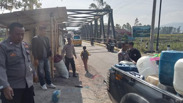 Operasi Pekat, Polisi Sita Puluhan Drum Miras Siap Edar di Bayongbong Garut
