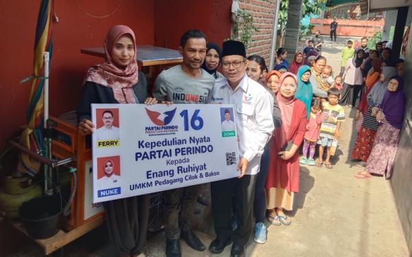 Tingkatkan Taraf Hidup Masyarakat, Bacaleg Perindo Berikan Gerobak Cilok dan Modal Usaha di Bandung