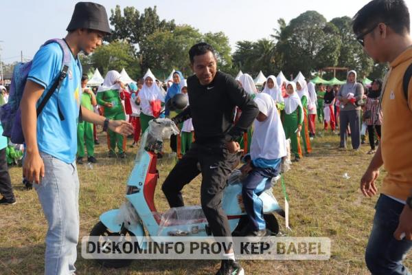 Senangnya Naila, Dibonceng Pj Gubernur Babel Pakai Sepeda Listrik