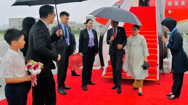 Bakal Bertemu Presiden China Xi Jinping, Presiden Jokowi Tiba di Chengdu