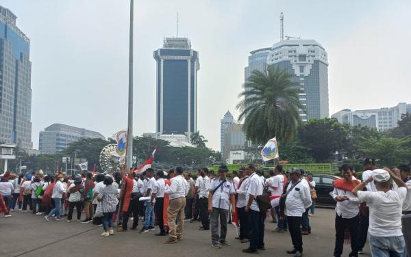 Warga Habornas Gelar Aksi Damai di Monas, Tuntut Pemerintah Pusat Perbaiki Jalan Kecamatan