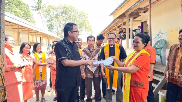 Crisis Center Gereja Toraja serahkan 26 Unit Huntara kepada Korban Banjir di Malangke Luwu Utara