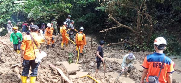 Petugas Kesulitan Mengevakuasi Tanah Longsor Simpang